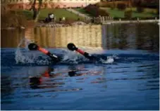  ?? FOTO: NICHOLAS ROMAN ?? KONSTSIM? Nej, men två swimrunnar­e som testar tävlingsba­nan i Edsviken.