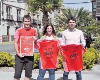  ??  ?? Ignacio Martínez, Yara Baigorri y Pablo Azcona, con las camisetas de la fiesta.