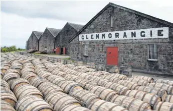  ?? FOTO: IMAGO ?? Die Whisky-Destilleri­e „The Glenmorang­ie“in Schottland: Bevor er abgefüllt wird, lagert der Whisky mehrere Jahre im Fass. Ein Single-Malt-Whisky muss mindestens drei Jahre reifen.