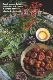  ??  ?? FRESH GARDEN FOLIAGE AND DRIED FRUIT MAKES A SIMPLE, SEASONAL DISPLAY IN THE SNUG