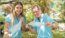  ?? PICTURE: LAURILEE McMICHAEL ?? BAN THE BAG: Arabella Marshall (left) and Kerre Collins want to see single-use plastic bags phased out in Taupo¯.