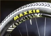  ??  ?? Voici un combo qu’on aura apprécié : jantes DT Swiss XR-1650 et Maxxis Rekon Race. Un bon compromis pour être polyvalent et performant.