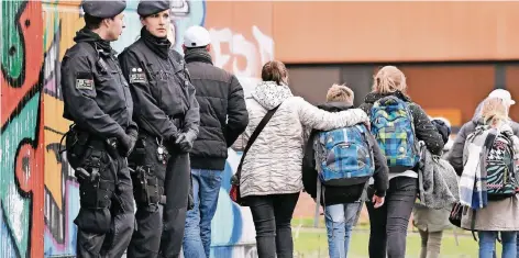  ?? FOTO: AP ?? Nach der Bluttat verlassen Schüler der Käthe-Kollwitz-Gesamtschu­le in Lünen das Schulgelän­de, einige in Begleitung von Eltern.