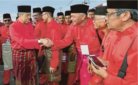  ?? PIC BY MUHAIZAN YAHYA ?? Deputy Prime Minister Datuk Seri Dr Ahmad Zahid Hamidi greeting Bagan Datuk Umno division members at Wisma Umno Bagan Datuk in Hutan Melintang yesterday.