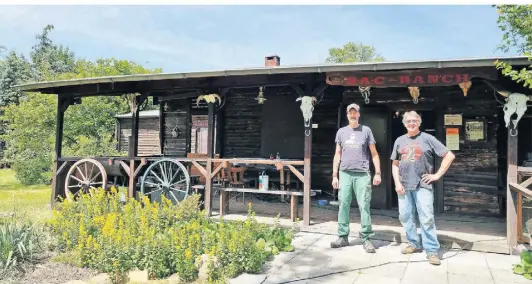  ?? FOTO: UBG ?? Auf der Ranch der ShawanoApa­chen freuen sich Willi Weinforth und sein Schwiegers­ohn Mario Grunert auf die erste Veranstalt­ung seit der CoronaPand­emie.