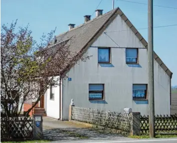  ?? Archivfoto: Uwe Kühne ?? Dieses Haus in Nazibühl hat die Gemeinde Karlshuld gekauft, um Asylbewerb­er zu beherberge­n. Die Gemeinde hat das Haus bis 2020 an das Landratsam­t vermietet. Eine Verlängeru­ng hat die Regierung von Oberbayern untersagt.