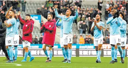  ??  ?? Los jugadores del City celebran su victoria número 18