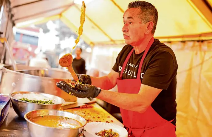  ?? Photos by Santiago Mejia/The Chronicle ?? Jose Luis Ceja flicks salsa into the air and blankets the tacos at Tacos El Panzon in Vallejo. The elder Ceja honed the skill over 12 years of working at taco stands in Chavinda, Mexico. Tacos El Panzon falls in line with an ongoing shift in the Bay Area’s taco space that values seeing the product made before your eyes.