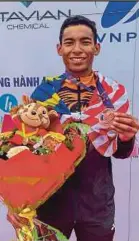  ?? BERNAMA PIC ?? Nur Aiman Rosli wins bronze in the men’s individual time trial at the Hanoi Sea Games yesterday.