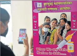  ?? SATISH BATE/HT PHOTO ?? Medical workers take a group photo after getting the Covid-19 vaccine shots, at Rajawadi Hospital, on Tuesday.