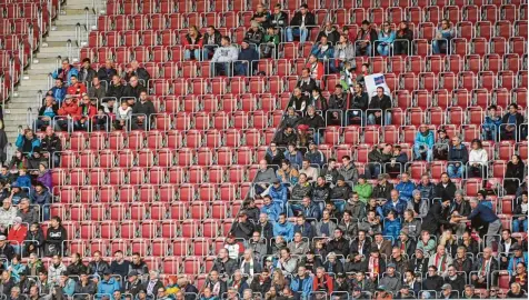  ?? Foto: Ulrich Wagner ?? Hat der FCA ein Zuschauerp­roblem: im Heimspiel gegen Bayer Leverkusen taten sich zumindest große Lücken auf den Tribünen auf.