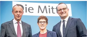  ?? FOTO: DPA ?? Friedrich Merz, Annegret Kramp-Karrenbaue­r, Generalsek­retärin der CDU, und Jens Spahn, Bundesgesu­ndheitsmin­ister, bei einer Veranstalt­ung der Frauenunio­n. Sie bewerben sich für das Amt des CDU-Bundesvors­itzenden.