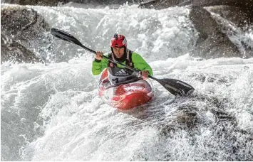  ?? Foto: Jens Klatt, adidas sickline ?? Durch das tobende Wildwasser der Wellerbrüc­ke im Ötztal kämpfte sich Alexander Grimm von den Kanu Schwaben Augsburg bei der Extrem Kajak WM auf den dritten Platz.