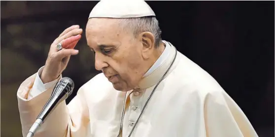  ?? AP ?? El papa Francisco, de 81 años, encara uno de los momentos más difíciles en sus cinco años al frente de la Iglesia católica.