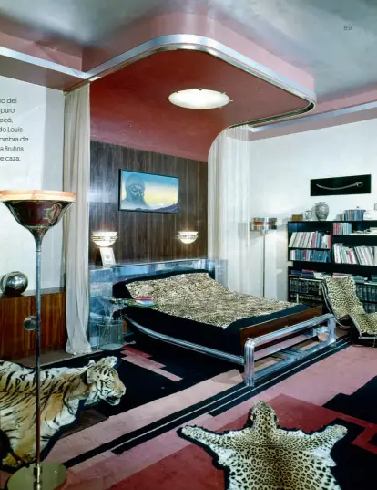  ??  ?? El dormitorio del palacio en puro estilo Art Decó, con cama de Louis Sognot, alfombra de Ivan da Silva Bruhns y trofeos de caza.