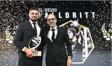  ?? ?? OSCAR ARGENT Le Rochelais Grégory Alldritt reçoit son trophée des mains de Pierre-Luc Besançon (directeur général de Quintésens).