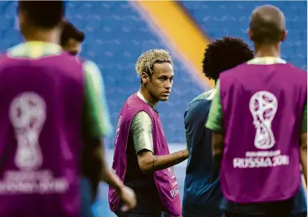  ?? Eduardo Knapp/Folhapress ?? Neymar exibe novo visual, com cabelos pintados de loiro, durante treino da seleção na Arena Rostov