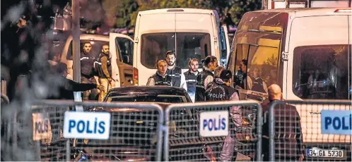  ?? OZAN KOSE / AFP ?? Crime. Policiais turcos chegam ao consulado saudita em Istambul para investigar morte de jornalista