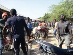  ??  ?? Movimiento. Entre la cantidad de haitianos que cruza la frontera entre RD y Haití, algunos se ganan el sustento de su familia haciendo vida de ambos lados de la línea. Eduardo es uno de ellos.