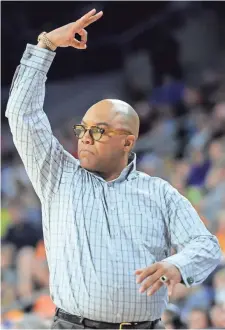  ?? STEVEN BRANSCOMBE, USA TODAY SPORTS ?? Syracuse women’s coach Quentin Hillsman, above, says watching Jim Boeheim manage in-game situations helps.