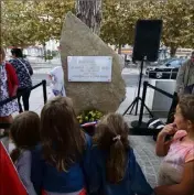  ??  ?? La plaque a été apposée sur une grande pierre provenant de chez Audiffren, à La Cadière.