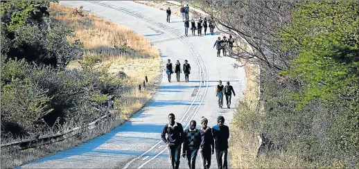  ?? Picture: MICHAEL PINYANA ?? GRUELLING: Tsholomnqa High School pupils from Kidd’s Beach and other areas walk up to 21km to the school in Mpongo daily since their scholar transport stopped