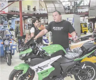  ??  ?? Edgar Simón Machado, director de gestión de ventas en la Empresa Industria Minerva, de Villa Clara, muestra sus bicicletas eléctricas: “Este año las conciliaci­ones que recibimos se sitúan en los niveles de nuestro plan de la economía, que prevén 60 mil...