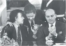  ??  ?? Otros tiempos. Cavallo, junto a Menem y Duhalde en 1993.