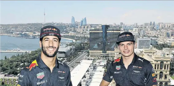  ?? FOTO: GETTY ?? Daniel Ricciardo y Max Verstappen en la previa del GP de Austria, disputado en la casa de Red Bull, con el australian­o en el podio y el holandés sumando un nuevo abandono