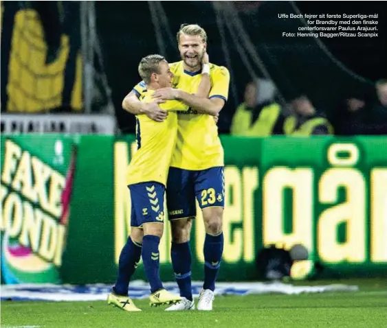  ??  ?? Uffe Bech fejrer sit første Superliga-mål for Brøndby med den finske centerfors­varer Paulus Arajuuri. Foto: Henning Bagger/Ritzau Scanpix