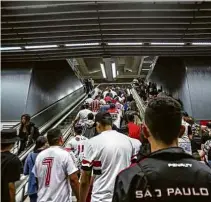  ??  ?? Torcedores do São Paulo sobem escada da estação São Paulo-Morumbi antes da partida