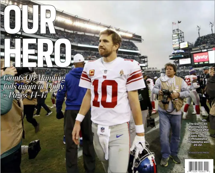  ?? THE ASSOCIATED PRESS ?? The Giants’ Eli Manning walks off the field after losing to the Eagles Sunday in Philadelph­ia. Philadelph­ia won 25-22.