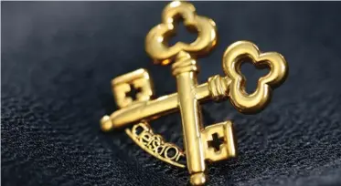  ??  ?? When you see a pair of golden keys adorning the lapel of your concierge, consider yourself lucky