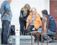  ?? SEBASTIÁN CORTÉS-LA NUEVA. ?? Rosalía Blin, de 92 años, recibe oxígeno en el lugar luego del siniestro desatado en su vivienda de Francia 33.