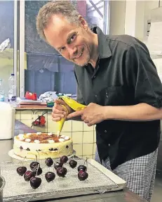  ?? RP-FOTOS (2): BUSCHKAMP ?? Marcel Seeger mit einer der drei Torten für die Juli-Ausgabe von „Sie kriegen‘s gebacken“. Das Publikum entscheide­t, welche präsentier­t wird.