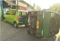  ??  ?? LANTARAN NGANTUK: Angkot terguling di Jalan Gunungsari setelah menabrak mobil parkir.