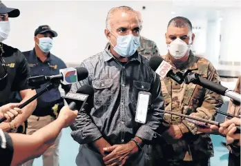  ?? /EFE ?? El secretario de Salud de Puerto Rico, Lorenzo González, durante una rueda de prensa en el Aeropuerto Luis Muñoz Marín, en San Juan.