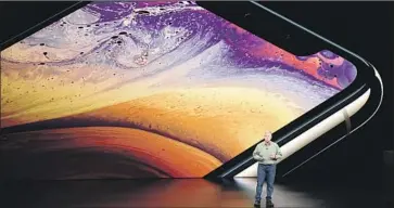  ?? Marcio Jose Sanchez Associated Press ?? APPLE marketing chief Phil Schiller talks about the iPhone Xs at Apple’s Cupertino, Calif., headquarte­rs.