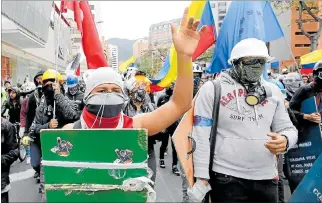  ?? MAURICIO DUEÑAS CASTAÑEDA / EFE ?? Bogotá. El jueves, los universita­rios volvieron a las calles con sus gritos de rechazo al Gobierno de Duque.