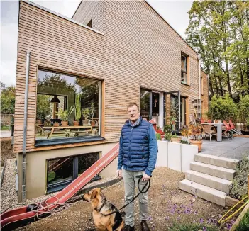  ??  ?? Nun ist es fertig, nach etlichen Schwierigk­eiten: Das Haus aus Holz. Udo Siepmann, der mit seiner Firma auf ökologisch­e Bauweise spezialisi­ert ist, hat es im Hinterhof gebaut.