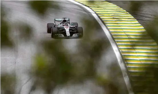  ?? Adriano Vizoni/Folhapress ?? O britânico Lewis Hamilton participa do treino de classifica­ção do GP Brasil no autódromo de Interlagos, neste sábado (10)