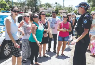  ?? Picture: JASON O'BRIEN ?? Parents wait outside Helensvale Primary School after it went into lockdown.