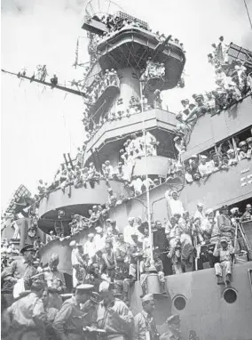  ?? AP ?? Servicemen, reporters, and photograph­ers aboard the USS Missouri on Sept. 2, 1945, in Tokyo Bay for the formal signing of Japan’s surrender in World War II.
