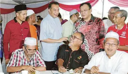  ?? PIC BY SYAMSI SUHAIMI ?? Deputy Communicat­ions and Multimedia Minister Eddin Syazlee Shith (standing, second from right) mingling with guests at ‘Jamuan Rakyat’ held in conjunctio­n with Awal Muharram in Kota Baru yesterday.