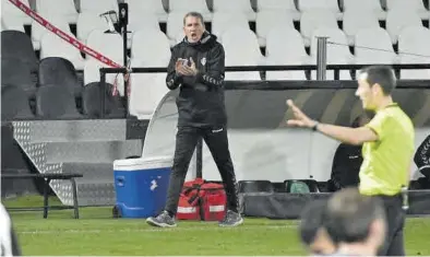  ?? MANOLO NEBOT ?? Juan Carlos Garrido anima a sus jugadores durante un reciente partido en el Estadio Castalia.