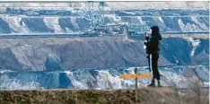  ?? Foto: Henning Kaier, dpa ?? Das Loch für den Braunkohle­abbau bei Lützerath ist riesig und sehr tief. Klimaaktiv­isten kämpfen gegen den weiteren Abbau.