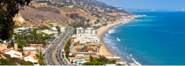  ??  ?? La célèbre baie de Malibu - Photo : Rémi Achour
Découvrir l’art de vivre américain, c’est se plonger dans une sorte de réalité alternativ­e !