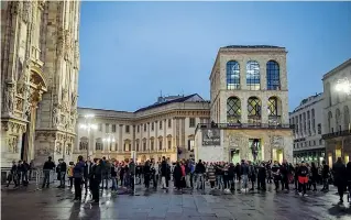  ??  ?? In coda Centinaia di persone ieri in piazza Duomo in attesa dell’ingresso in cattedrale (foto LaPresse)