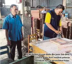  ??  ?? PENGARAH Urusan Bidin Bin Jasin Sdn Bhd, Zaharin Bidin (kiri) melihat pekerja membuat kerusi berasaskan kayu.