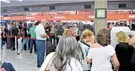  ?? CéSAR BOLíVAR ?? Largas filas se observaron en la mañana de ayer en el counter de Avianca.